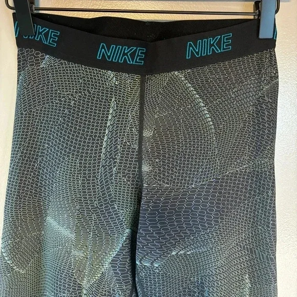 Nike Dri-Fit Medium Victory Base Layer Tight Fit Crop Legging - Picture 4 of 6